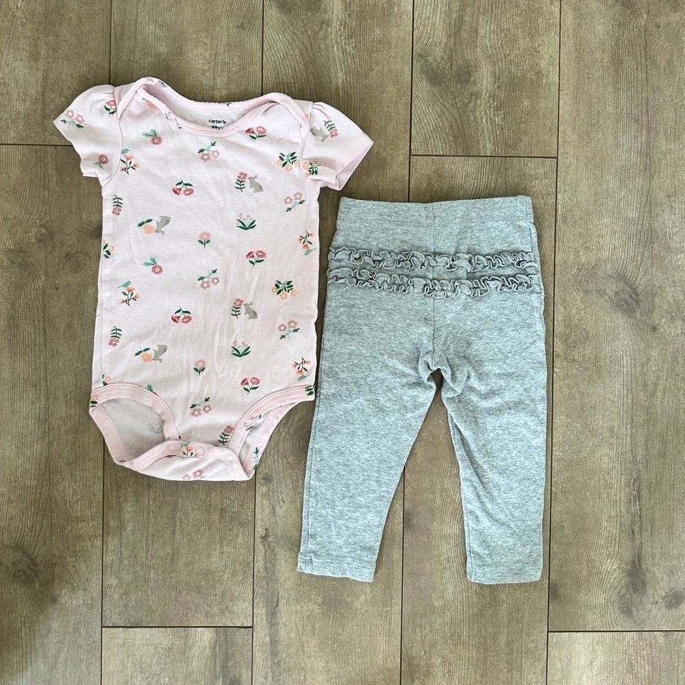 Carter’s 18M baby Girl Bunny Outfit Set
Guc